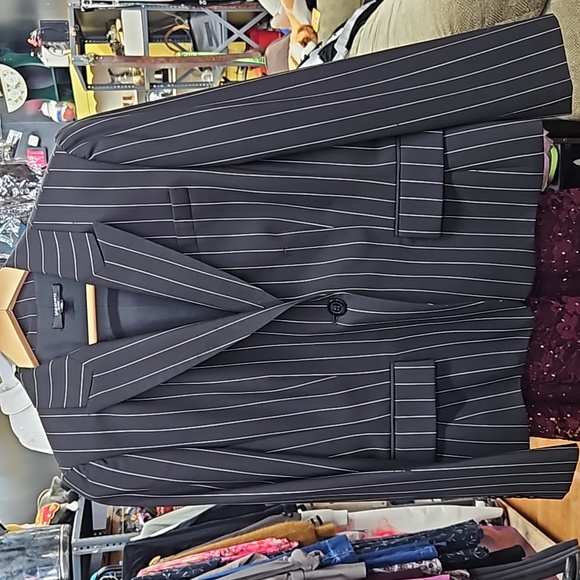 Women's pinstripe suit size 10p - Picture 4 of 5